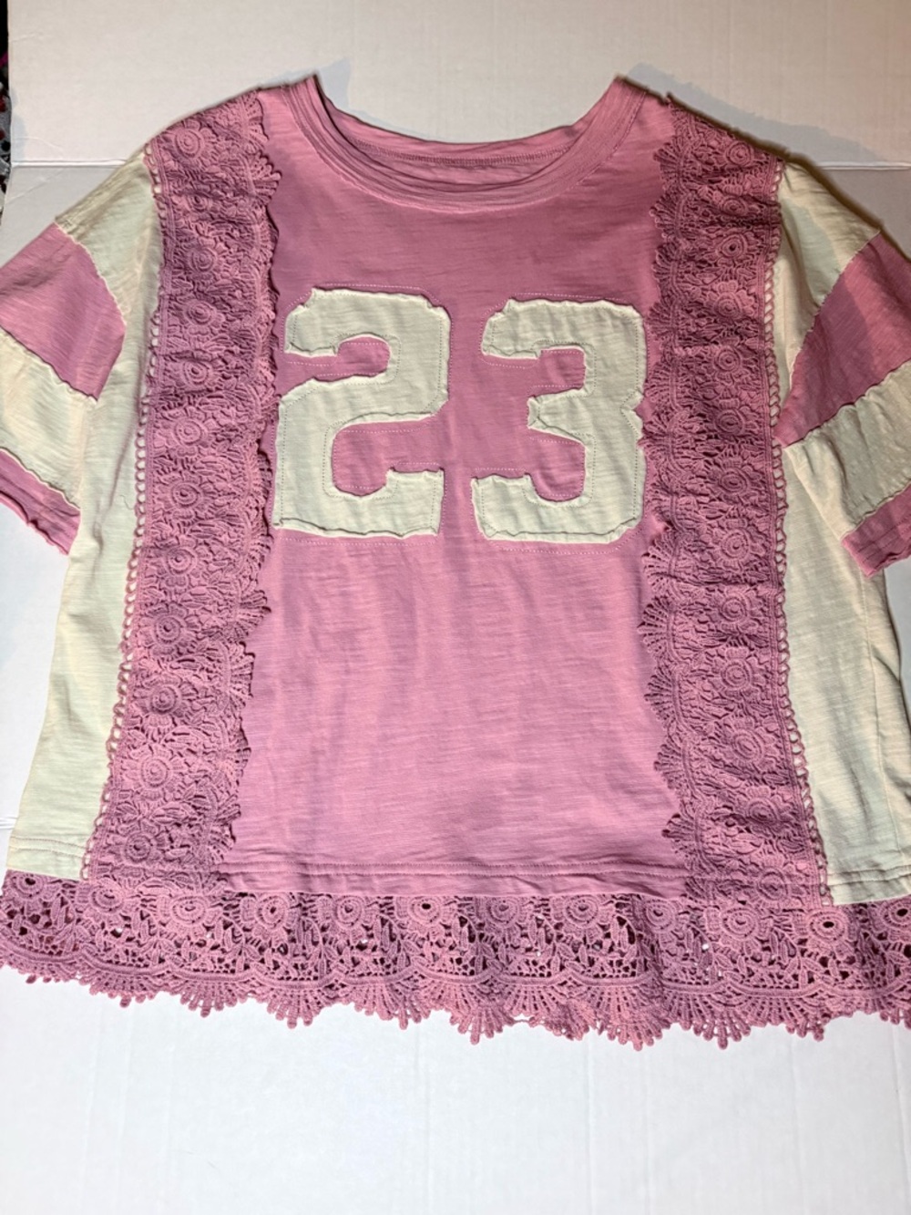 Source Unknown Pink and Cream Lace Trim Short Sleeve Tee